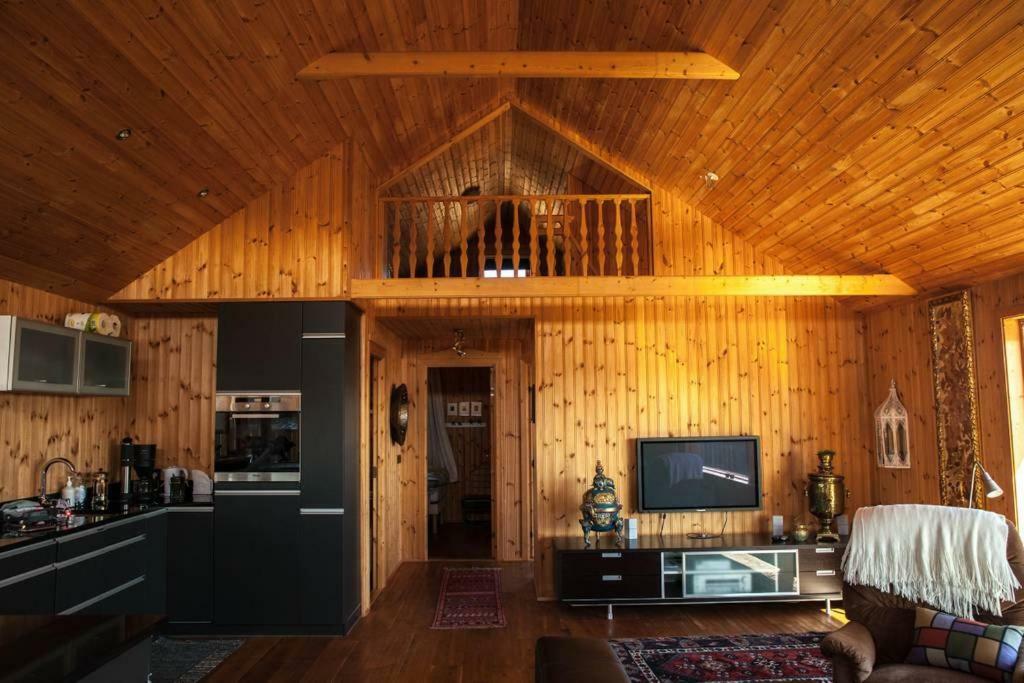 Glass House With Private River & 360° Views Stapi